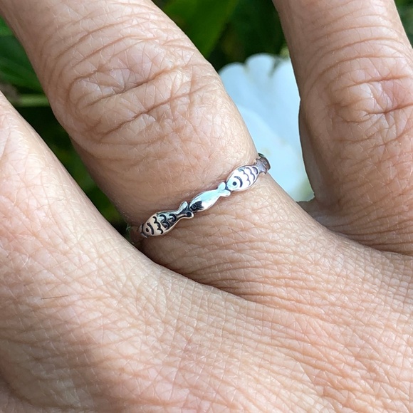 925 Sterling Silver Fish Ring - Picture 5 of 6